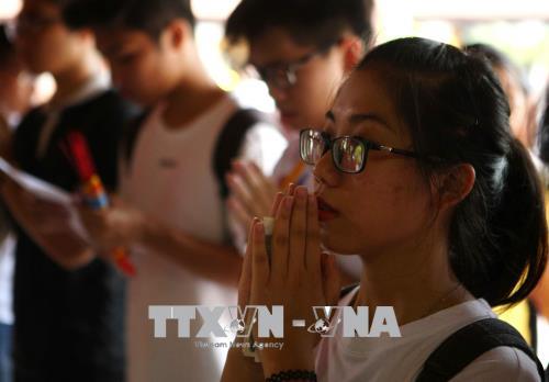 Phụ huynh và sĩ tử cầu may trước kỳ thi THPT quốc gia 2018 ảnh 4